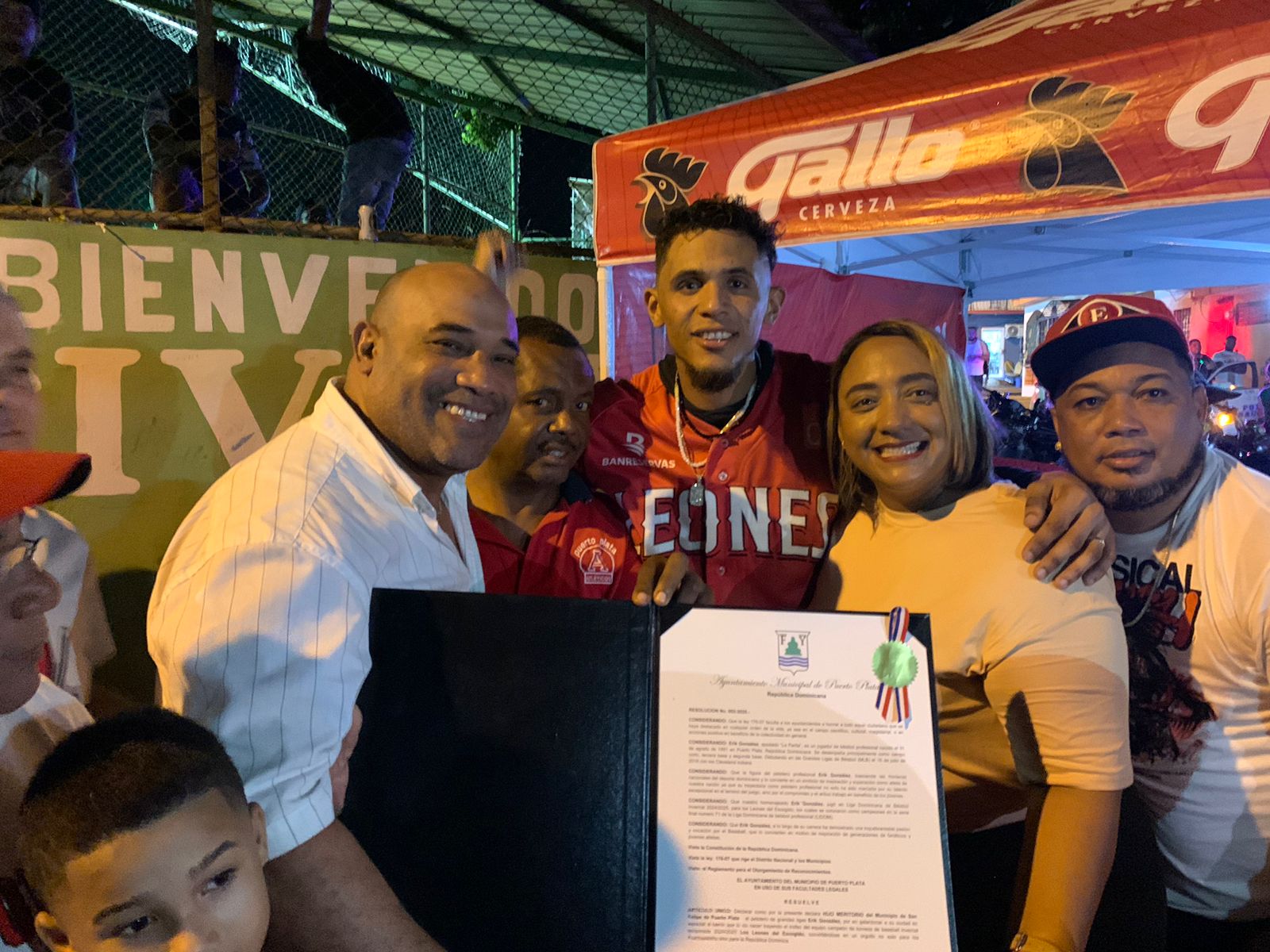    Declaran “Hijo Meritorio” de Puerto Plata al pelotero Erik González; exhiben copa de campeón del Escogido