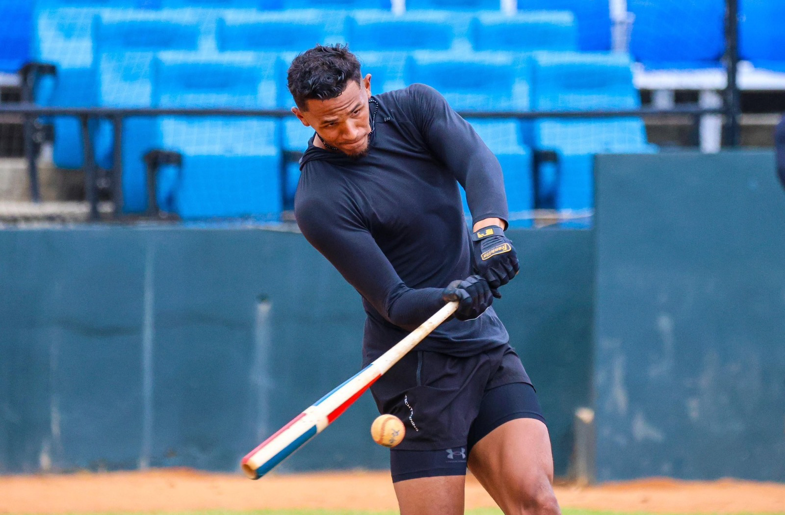 Pelotero Erik González entrena para debutar con Atléticos de Puerto Plata  