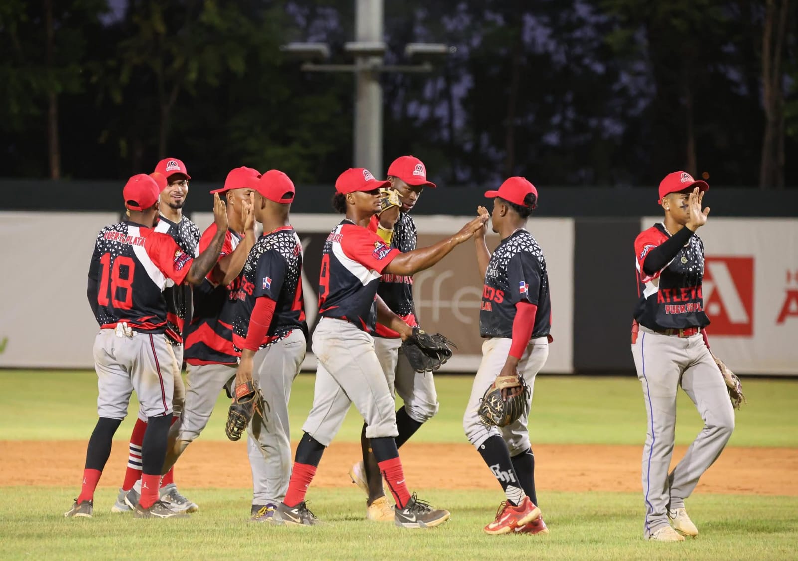     Atléticos de Puerto Plata siguen imparables, barren miniserie a Bravos de La Vega  