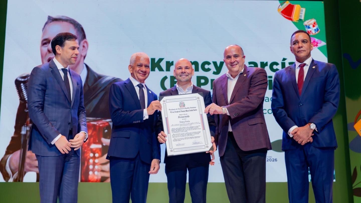 Ministerio de Cultura y senadores reconocen trayectoria del músico típico “El Prodigio”