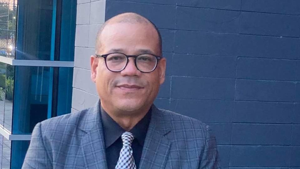 Reconocen comunicador puertoplateño Edison García en el Día Nacional del Locutor