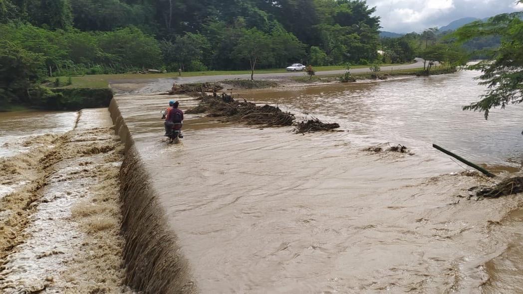 Lluvias intensas desbordan ríos y causan inundaciones en zonas de Puerto Plata