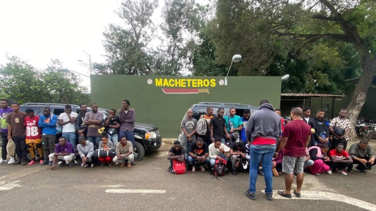 Ejército ocupa dos jeepetas y detiene 34 haitianos indocumentados durante operativos en Valverde