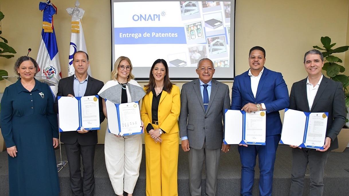 ONAPI otorga cuatro patentes a innovadores e inventor para contribuir al sector salud, textil e innovación