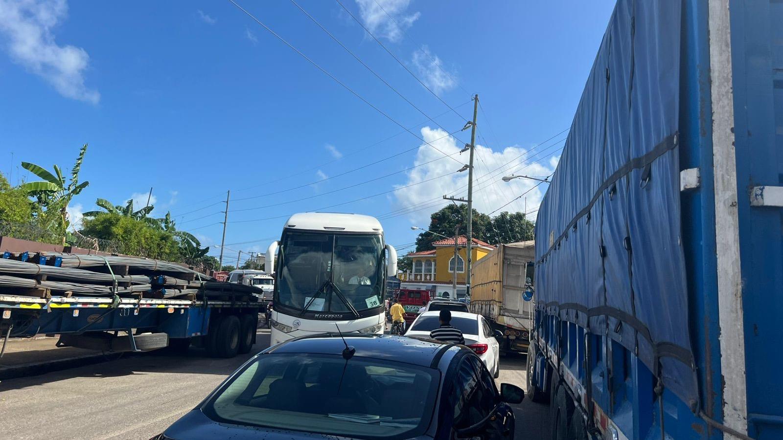 Ante el caos imperante, autoridades coordinan medidas para mejorar el tránsito en la zona portuaria de Puerto Plata
