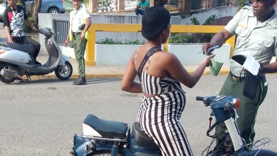 Opiniones divididas tras multa a embarazada que conducía motocicleta sin casco en Puerto Plata