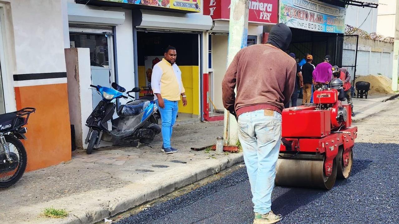 Autoridades municipales continúan programa de asfaltado y bacheo de vías en San Felipe de Puerto Plata