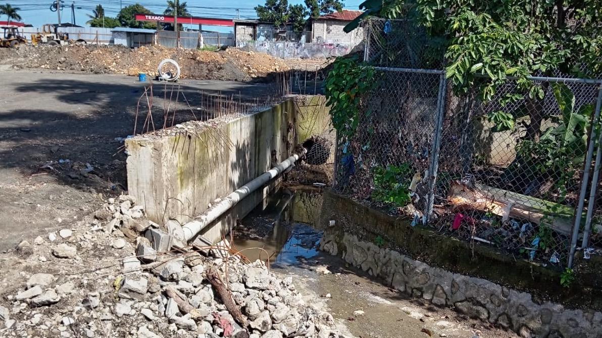 Denuncian construcción de muro sobre cañada amenaza con provocar inundaciones en urbanización Arcoíris