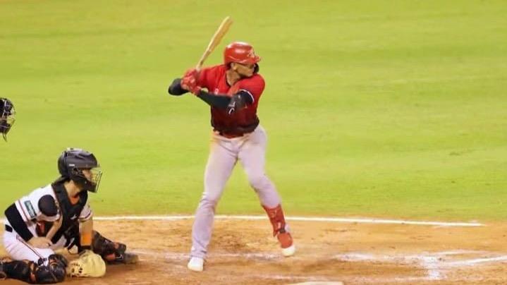 Felicitan al puertoplateño Erik González tras obtener bicampeonato con Leones del Escogido