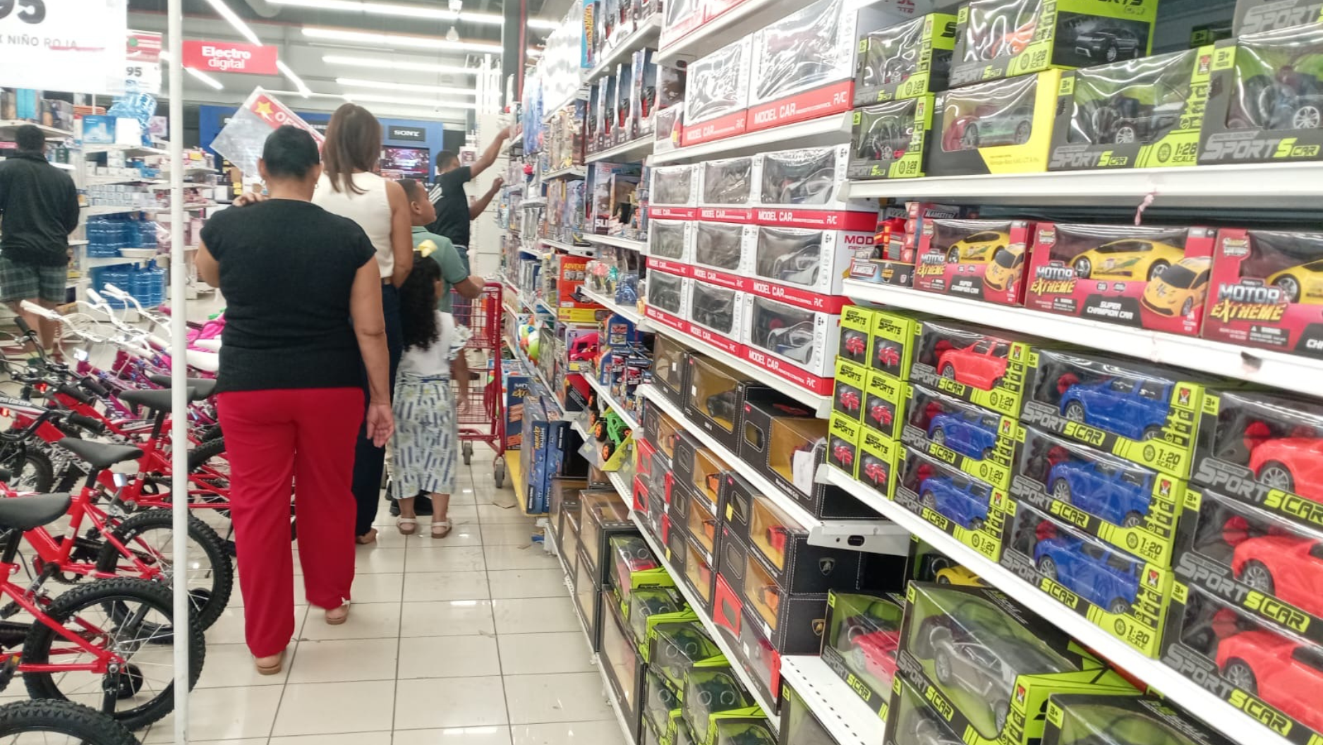     Padres acuden a tiendas de Puerto Plata a comprar juguetes para sus hijos por el Día de Reyes  