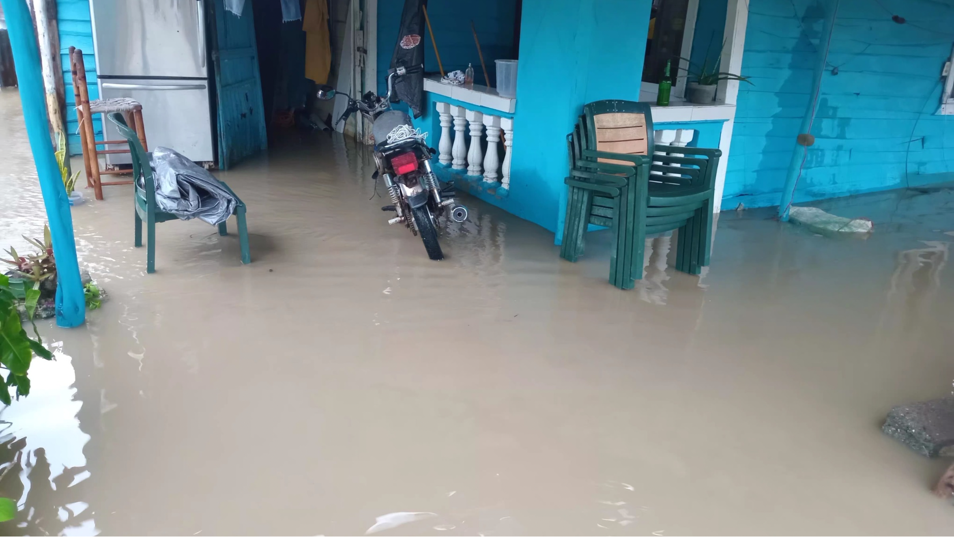 Ocurren inundaciones en Puerto Plata por intensas lluvias dejadas por vaguada y frente frío que han desbordado ríos y afluentes 