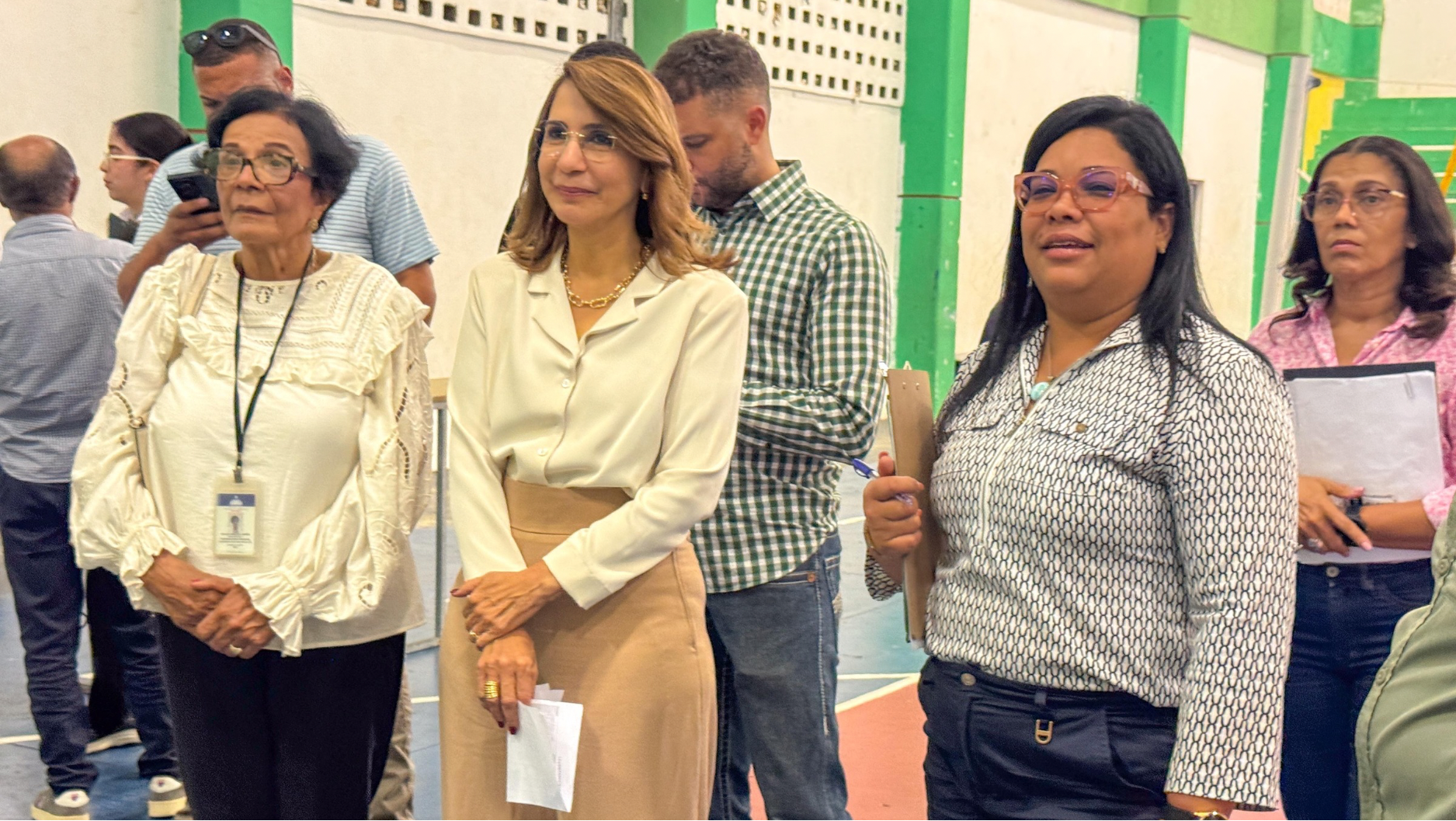   Gobernadora de Puerto Plata inspecciona lugares afectados por lluvias e inundaciones; entrega enseres a familias  