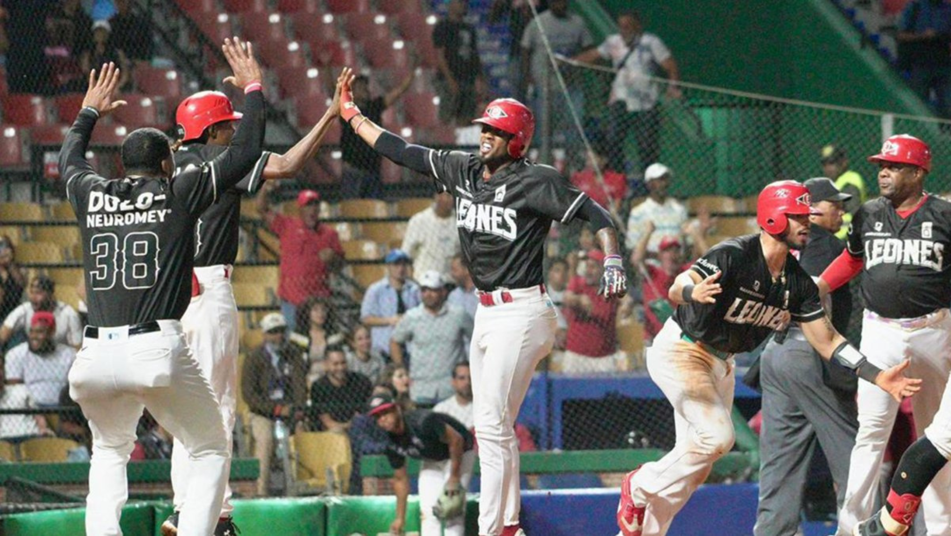 Hit de Junior Lake deja en el terreno a los Gigantes y coloca a los Leones solos en la cima  