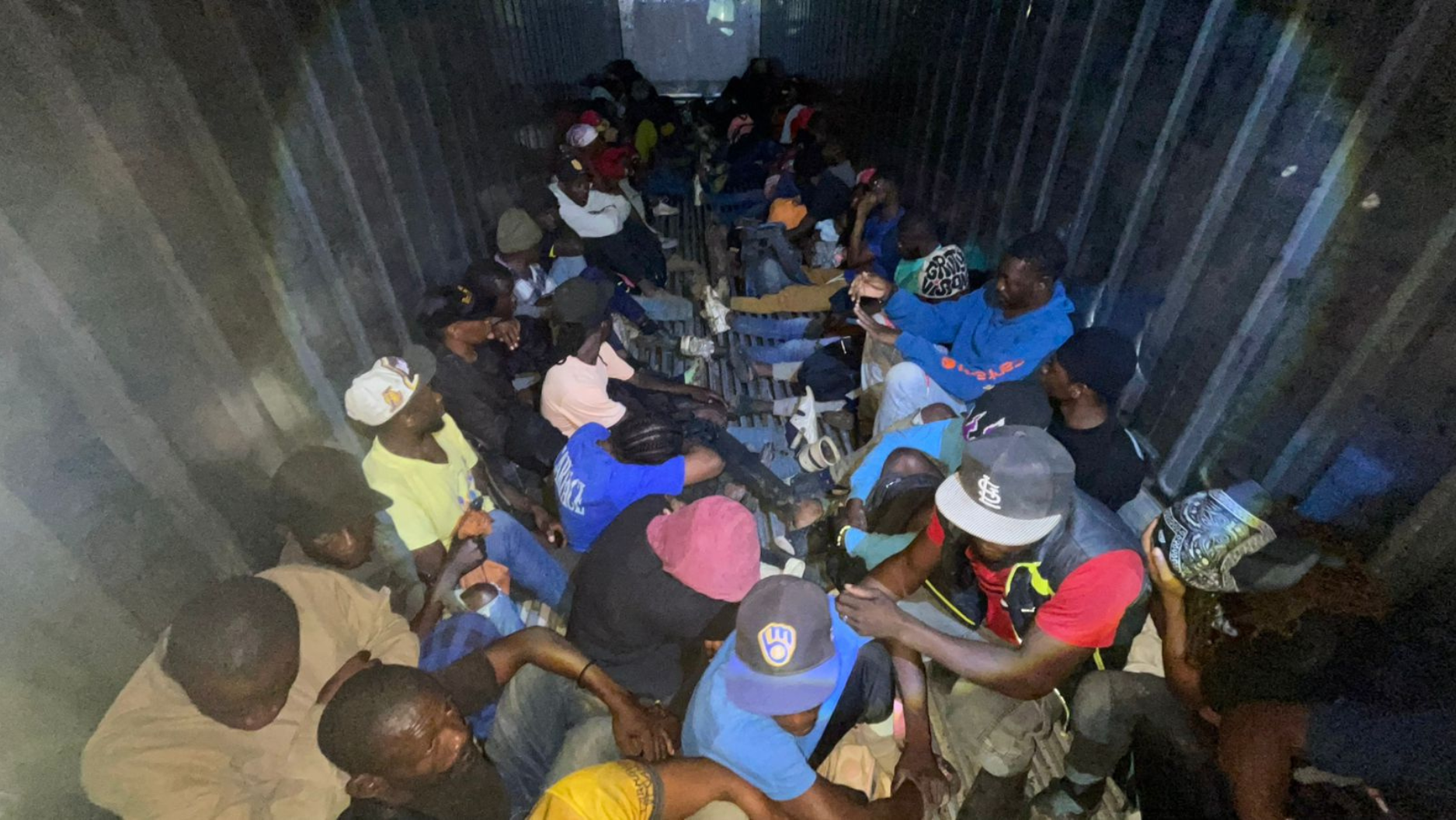  Detienen furgón con 52 haitianos indocumentados frente a fortaleza de Mao   