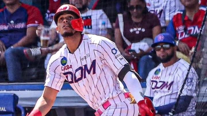 Torpedero puertoplateño Erik González fue firmado otra vez por los Leones del Escogido