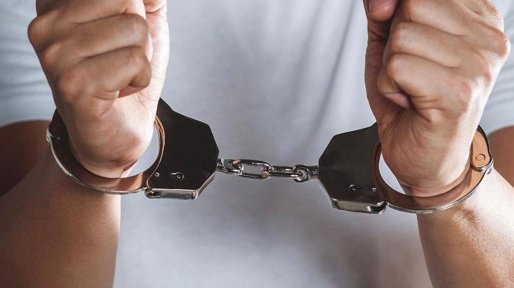 Arrestan a joven en Puerto Plata por robar una bombilla en una tienda; apresan hombre en Imbert por deudas