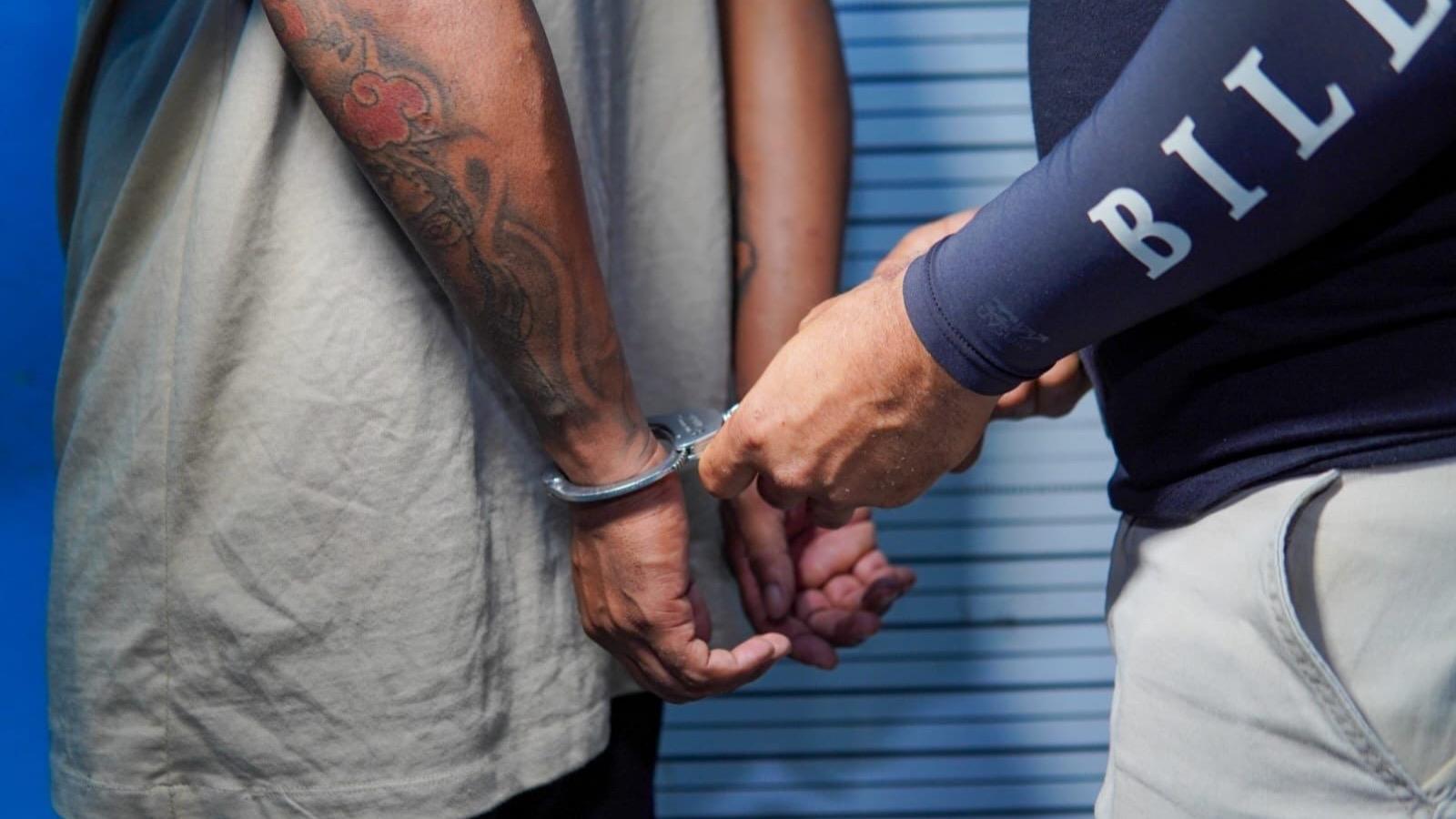 Detienen a dos sujetos que entraron a una villa en Sosúa y robaron puertas y bombas de agua