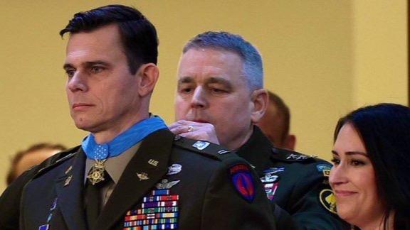 Entregan “Medalla de Honor” al piloto que lideró misión militar de EE. UU. que capturó a Maduro en Venezuela