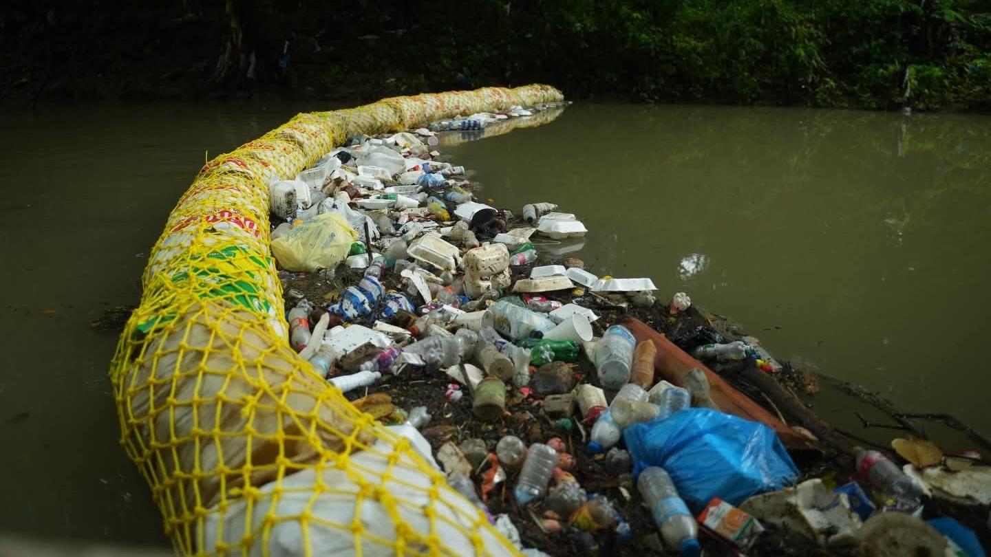 Instalan biobarda en río Sosúa para evitar que plásticos lleguen a las playas y dragan “La Boca del Tablón”