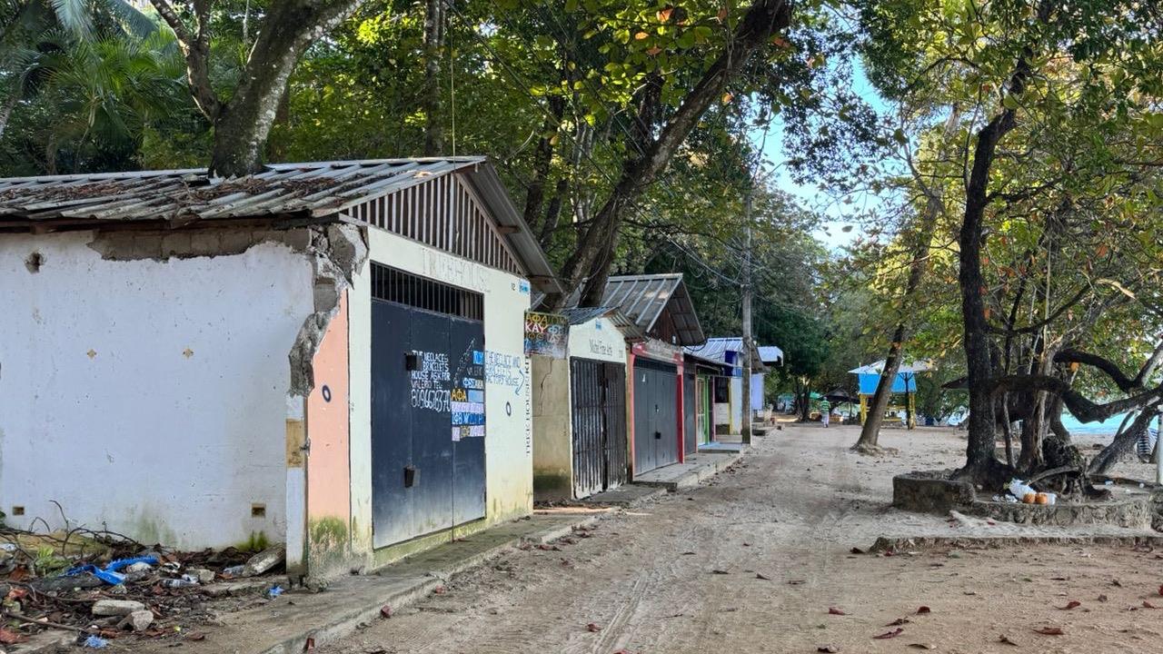 Autoridades disponen demolición de cinco casetas para continuar proceso de recuperación en Playa Sosúa