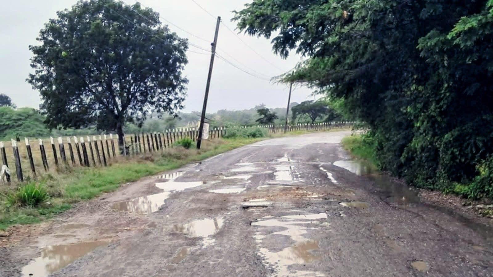 Casi intransitable carretera El Estrecho-Villa Isabela y caminos vecinales de Pescado Bobo y Bajaboniquito en Altamira
