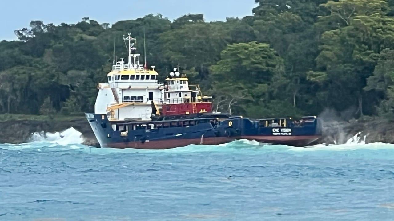 Armada Dominicana investiga varadura de remolcador en la entrada de la bahía de Gracia, en Luperón