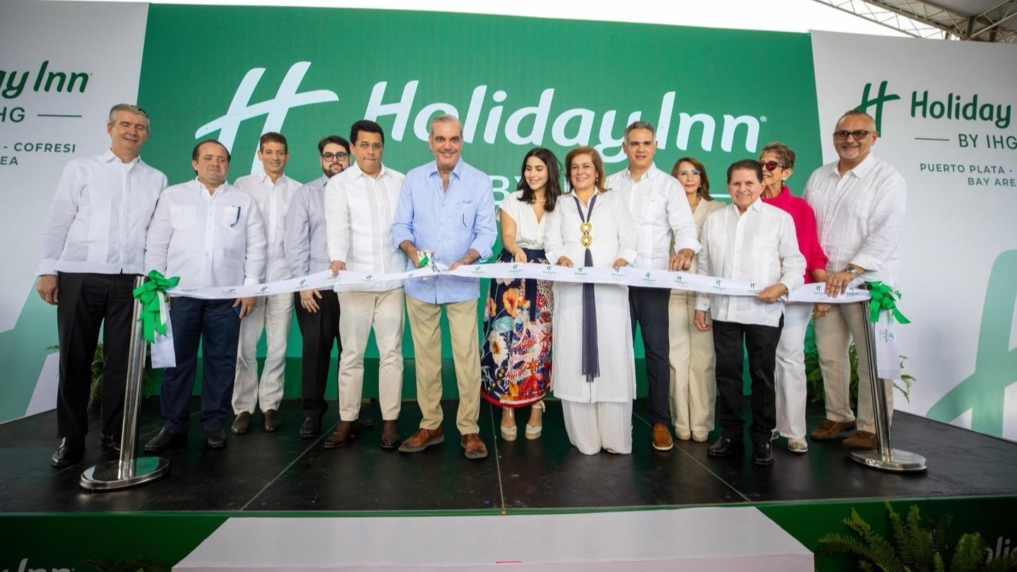 Abinader inaugura hotel en Cofresí, anuncia hospital de Sosúa será entregado este año y en marzo se adjudicará carretera del Ámbar