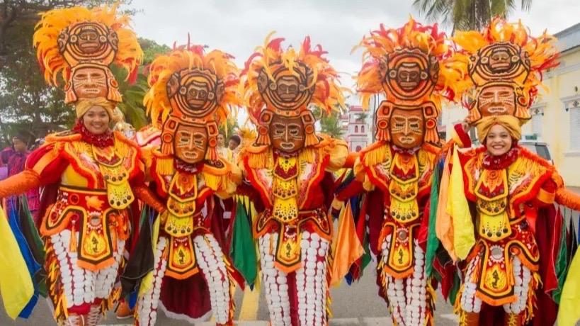 Carnaval Puerto Plata 2026 arrancó este domingo bajo lluvia con derroche de energía, creatividad y gran colorido