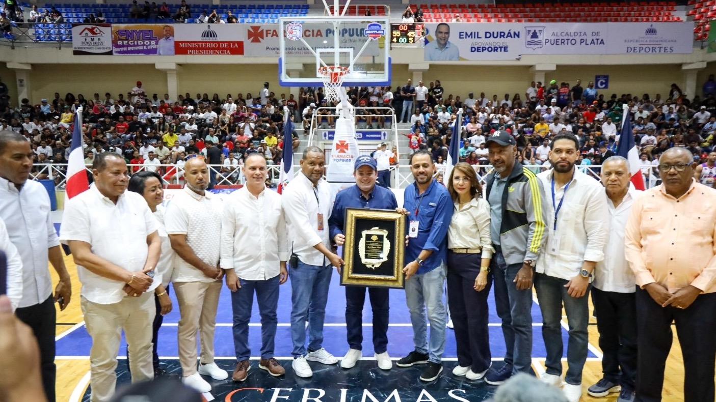 José Ignacio Paliza recibe reconocimiento en apertura del Torneo de Baloncesto Superior de Puerto Plata