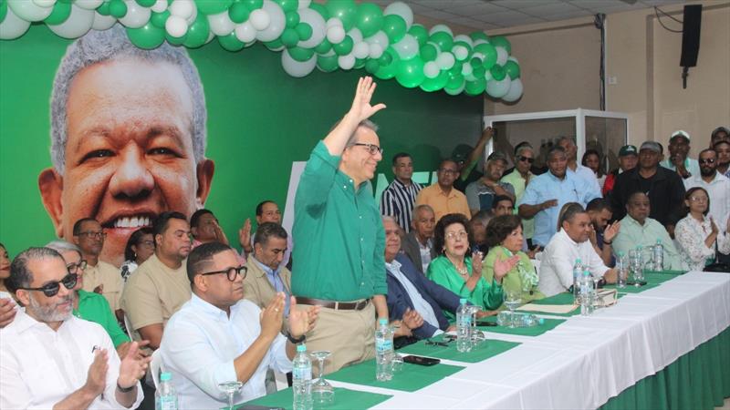 Paul Brugal durante la asamblea provincial de la Fuerza del Pueblo en Puerto Plata, donde destacó la importancia de la unidad con dignidad como principio fundamental del accionar político del partido.