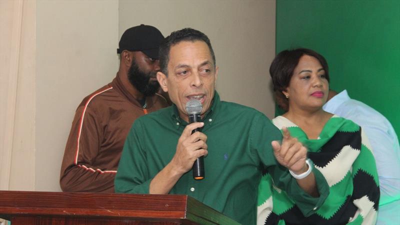 David Cabrera, líder del sector externo de la Fuerza del Pueblo, durante la multitudinaria asamblea celebrada en Puerto Plata, donde se reafirmó la unidad con dignidad y el liderazgo de Leonel Fernández.
