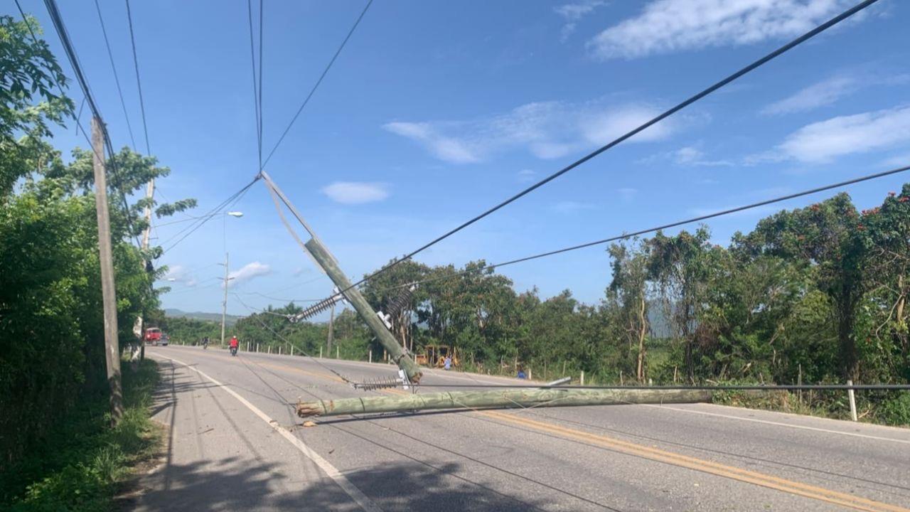  Caída de poste con tendido de alta tensión causa apagón en Montellano y afecta la movilidad entre Puerto Plata y Sosúa