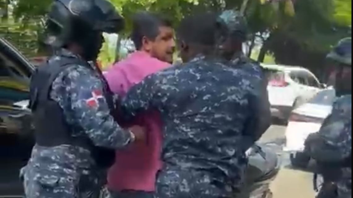 Repudian actuación policial contra un regidor en el malecón de Puerto Plata
