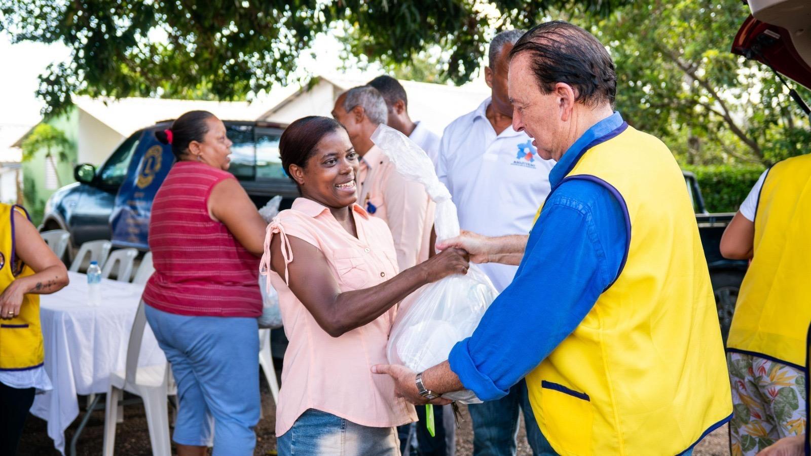 En jornada solidaria, Michel Brukirer y el Club de Leones llevan ayuda a familias de escasos recursos en Sosúa