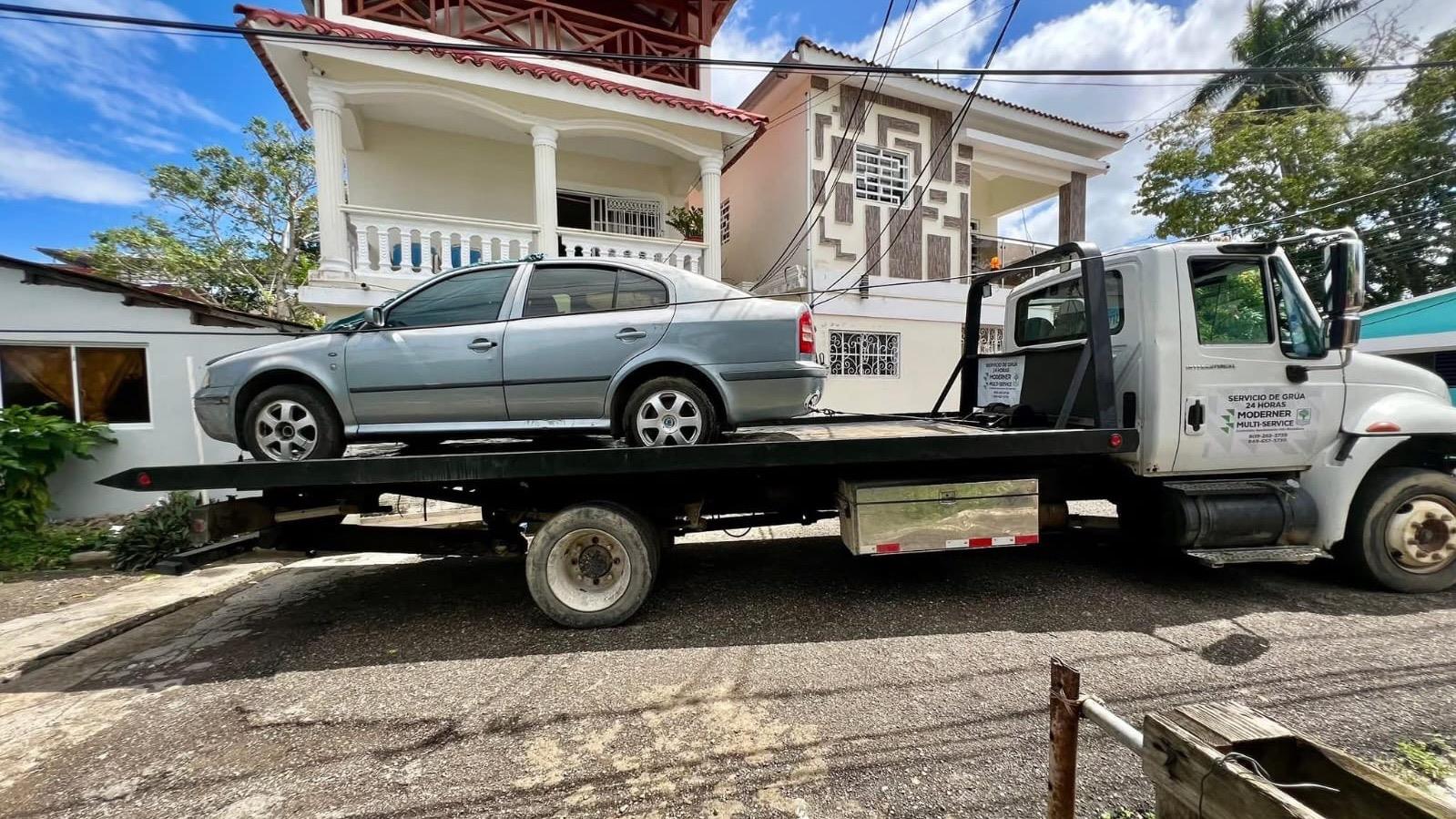 Ayuntamientos de San Felipe de Puerto Plata y Villa Montellano inician retiro de vehículos que obstaculizan vías públicas