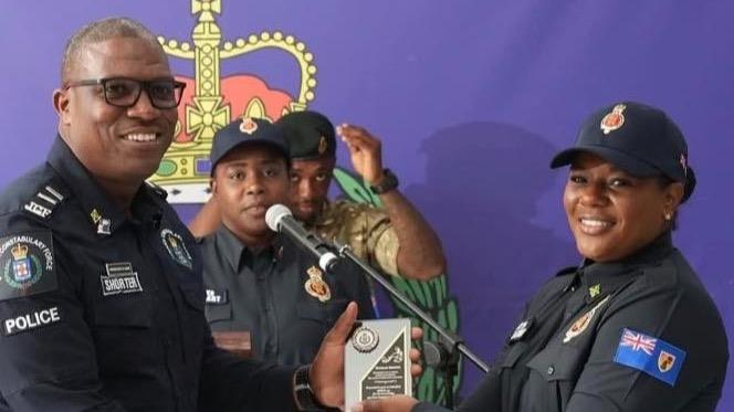 Resaltan y reconocen labor de joven policía puertoplateña en Turks and Caicos