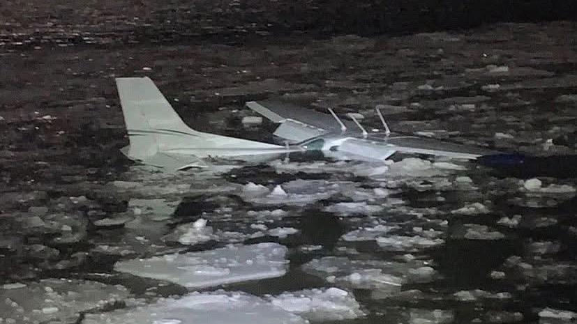 Avioneta cae en congelado río Hudson y sus dos ocupantes sobreviven
