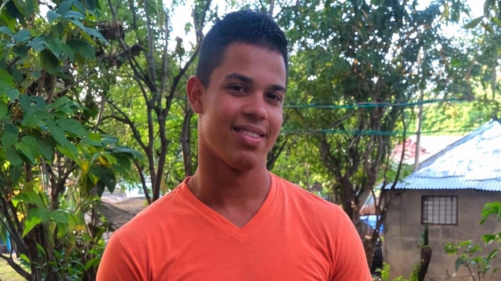 Revelan joven fue asesinado con saña en su casa y frente a su familia por agente policial en Sosúa