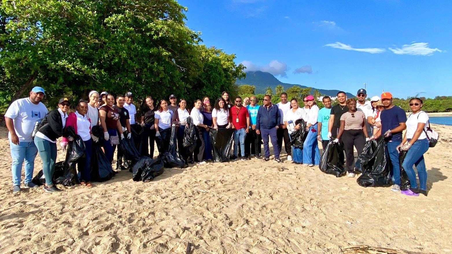 Alcaldía San Felipe de Puerto Plata realiza jornada de limpieza en el malecón