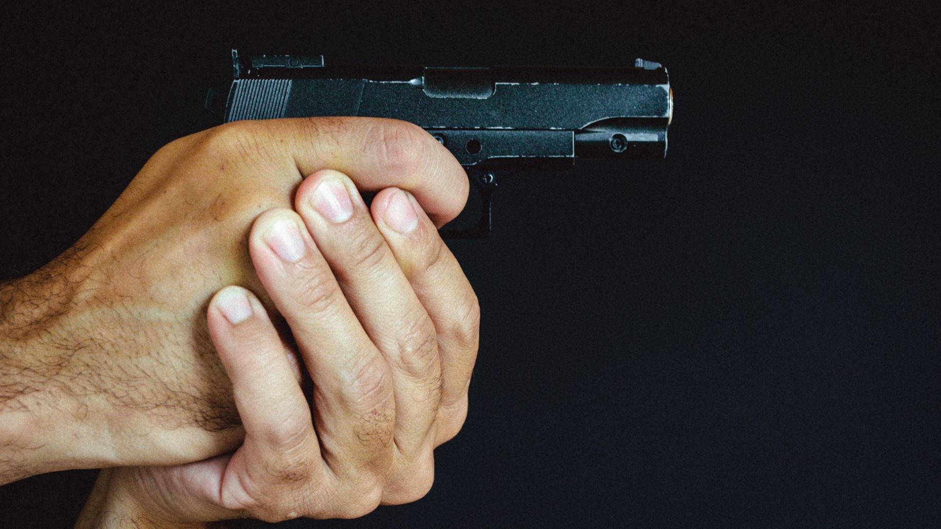 Agentes policiales balean a dos presuntos delincuentes que despojaron de una motocicleta a un ciudadano en la carretera Imbert-Altamira