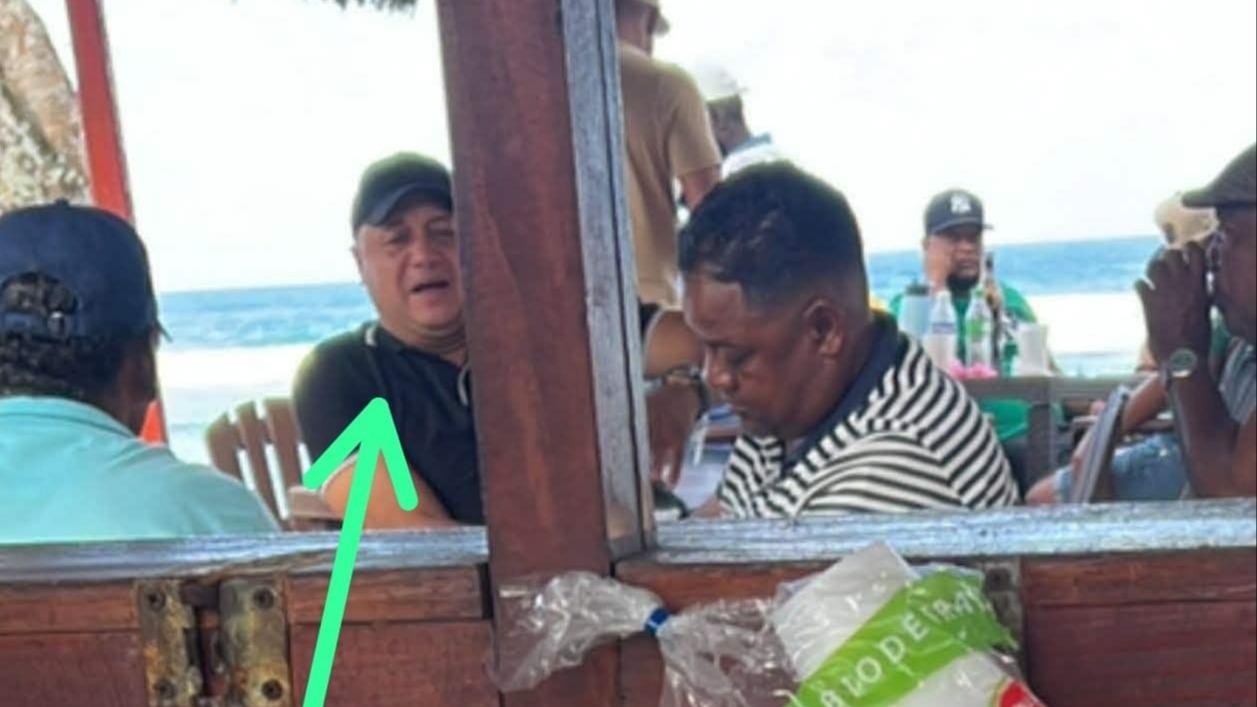 Denuncian supuesto abuso de poder por parte de un oficial PN en Playa Grande de Luperón 