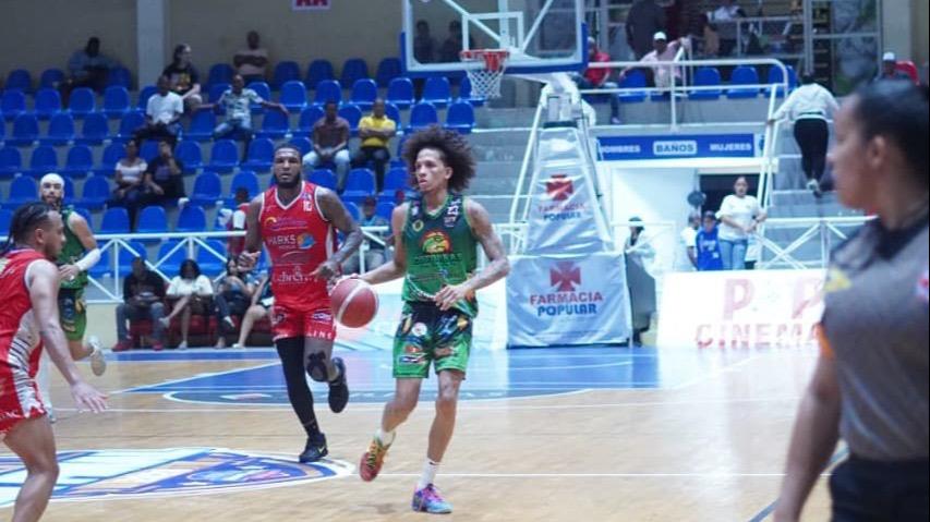 Cotorras del Gustavo se colocan a una victoria del campeonato en la serie final del XXX Torneo de Baloncesto Superior de Puerto Plata