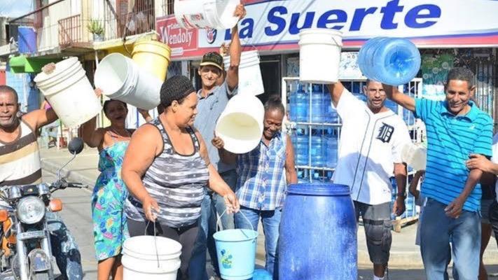 Protestan por falta de agua en varios sectores de Villa Montellano; CORAAPPLATA promete resolver