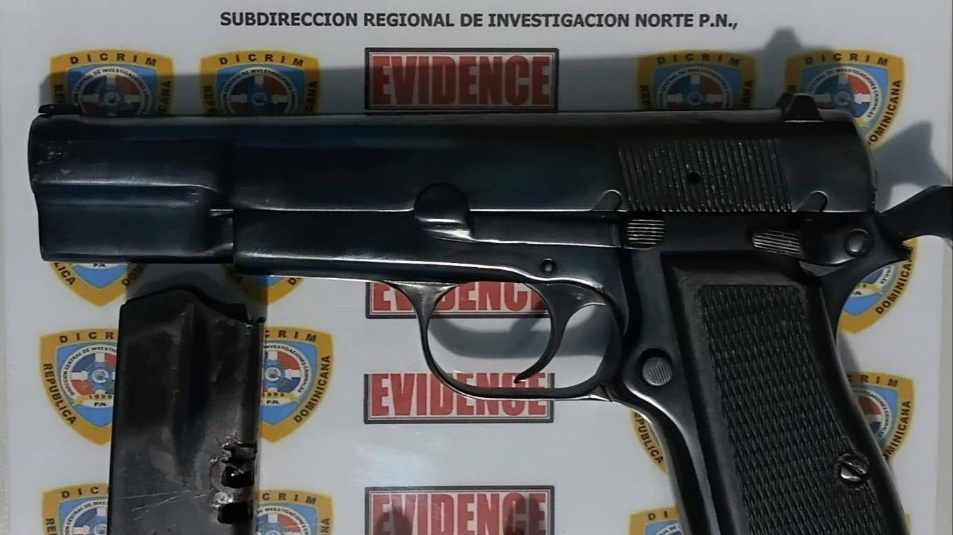 Policía apresa en Puerto Plata joven que era buscado por cometer varios delitos, le ocupan arma ilegal