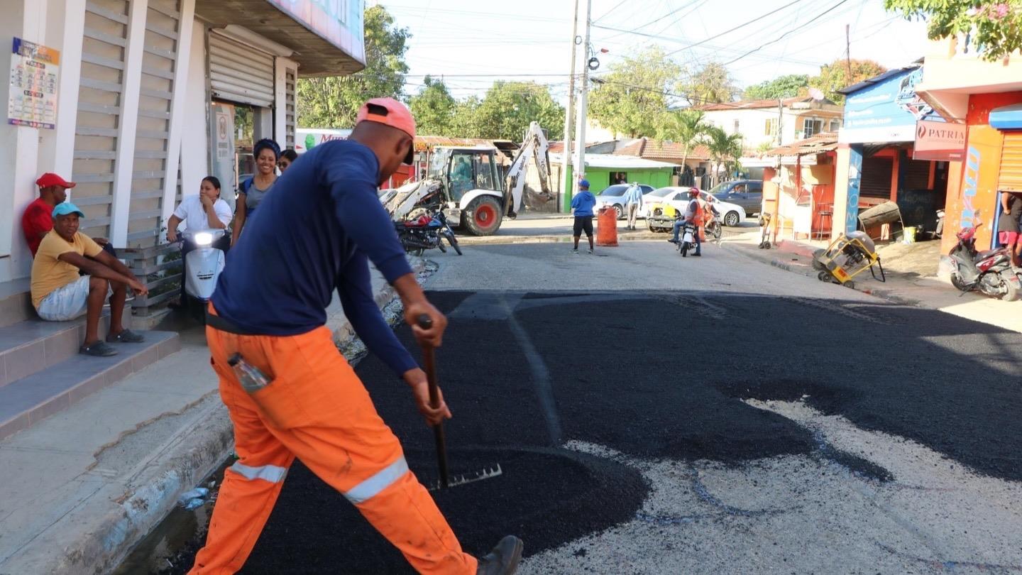 Continúan jornadas de bacheo en varias vías de localidades de Puerto Plata